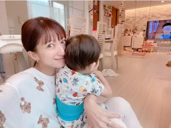 辻希美、“くっつき虫”な三男との密着2SHOT公開「私の足に挟まれてご機嫌さんです」