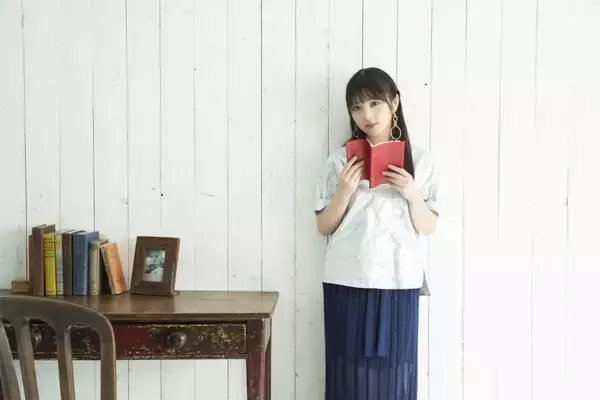 乃木坂46与田祐希、爽やかシャツコーデの“撮りおろし”カット公開
