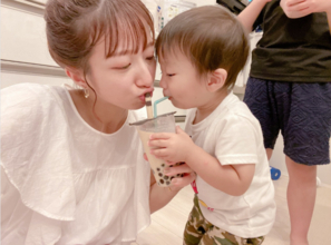 辻希美、三男と一つのタピオカドリンク飲む“ラブラブ”2SHOTを公開「食後はUberで…」