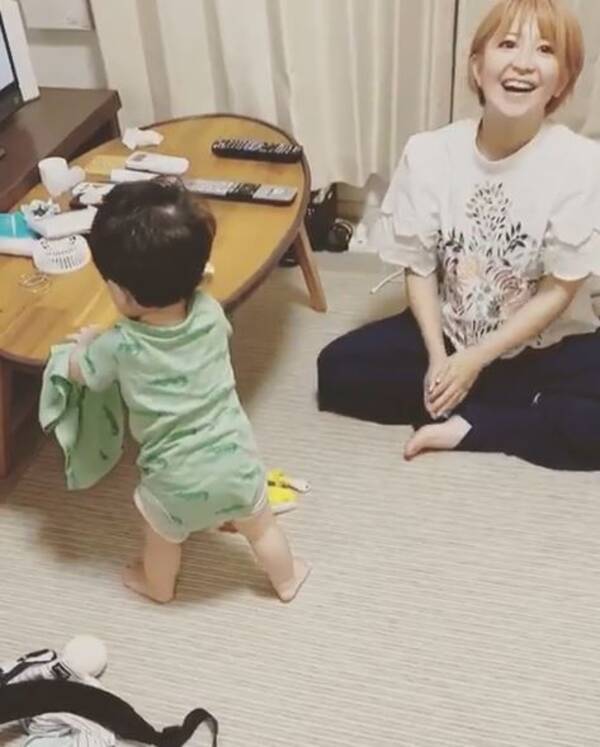 矢口真里 もうすぐ11か月の息子の 初歩き動画 公開し 素敵な瞬間 めっちゃ優しいママの顔 の声 年7月6日 エキサイトニュース 矢口真里 もうすぐ11か月の息子の 初歩き動画 公開し 素敵な瞬間 めっちゃ優しいママの顔 の声 年7月6日 エキサイトニュース