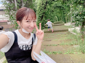 辻希美、三男との散歩で“キメ写真”撮影成功「写真集の一ページみたい」