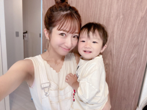 辻希美、三男との“リンク白コーデ”＆杉浦太陽との夫婦SHOT公開「最高の結婚記念日」