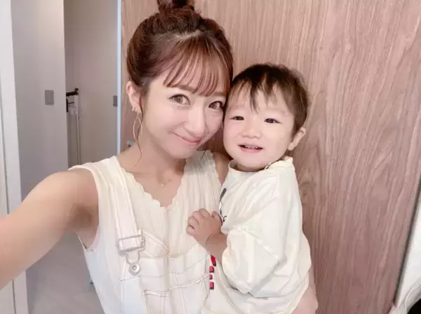 辻希美、三男との“リンク白コーデ”＆杉浦太陽との夫婦SHOT公開「最高の結婚記念日」