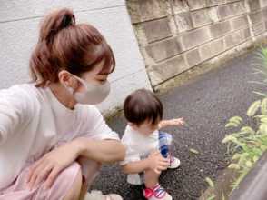 辻希美、三男との散歩風景＆微笑ましい“兄弟歯磨き”SHOT公開「可愛すぎた」