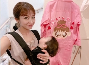 辻希美、だっこSHOT公開＆次男と三男のじゃれ合う様子に「こういう可愛い瞬間があるから…」