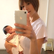 第4子出産のhitomi、赤ちゃん抱いた2SHOT＆夫撮影の息子らの様子を公開「とっても楽しそう」
