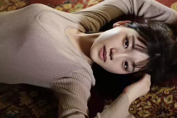 日向坂46・佐々木美玲、“大人な女性”の魅力が詰まったカットを公開