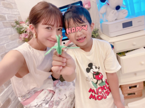 辻希美、次男からのプレゼント＆笑顔のツーショット公開「コロナに負けないように…」