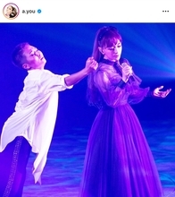 浜崎あゆみ、ブラックドレス姿のステージショット公開「たくさん愛してくれて…」