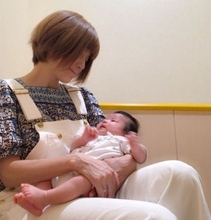 第4子出産のhitomi、赤ちゃんとの休憩SHOT＆“初オモチャ”で兄と遊ぶ姿も公開「仲良しっ」