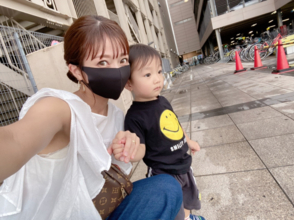 辻希美、“釘付け”な三男との2SHOT＆フルーツブーケを前にした三男の写真を公開