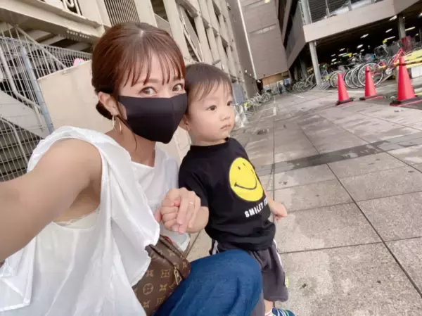 辻希美、“釘付け”な三男との2SHOT＆フルーツブーケを前にした三男の写真を公開