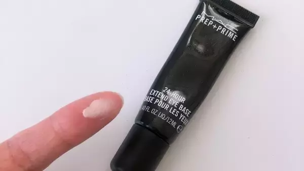 【プロが教える】今期大注目のキラキラアイメイクの作り方