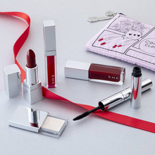 《RMK×桜沢エリカ》魅惑的な赤でセンシュアルな魅力を引き出すホリデーコレクション登場