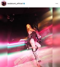 「スタイル抜群」倖田來未、美脚際立つ撮影オフショット公開し反響「憧れの女性」「お人形さんみたい」