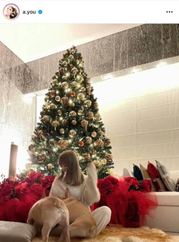 「部屋が豪華!!」浜崎あゆみ、クリスマス仕様な自宅の様子&ニューヘア写真を公開「理想のクリスマスツリー」