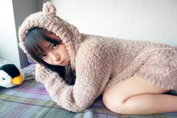 日向坂46・齊藤京子、部屋着で甘える“彼女SHOT”などが詰まった写真集発売