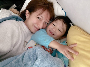 辻希美、ナチュラルな顔で三男との“お布団2SHOT”公開＆長男が“5時半起き”で熱中していたものとは？「私には全くわからんが…」