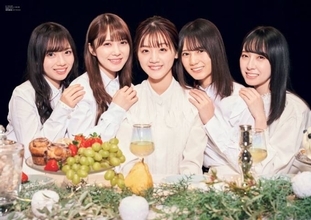日向坂46メンバー、ぎゅっと寄り添った“仲良し”SHOT公開