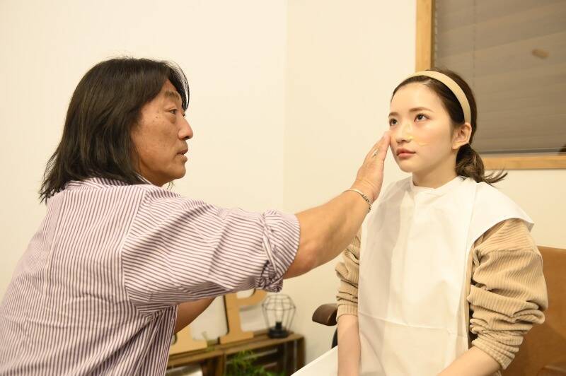 米倉涼子さんや福山雅治さんなど手がけるヘアメイクアップアーティスト・中嶋竜司さんにマルチタレント・南りほさんが学ぶ、正しいクレンジングの