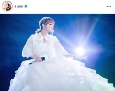 浜崎あゆみ、純白のドレスに身を包んだクリスマスライブのステージSHOTを公開