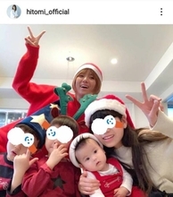 hitomi、姉弟集合の“クリスマス5SHOT”公開し反響「素敵な家族」「いい笑顔」