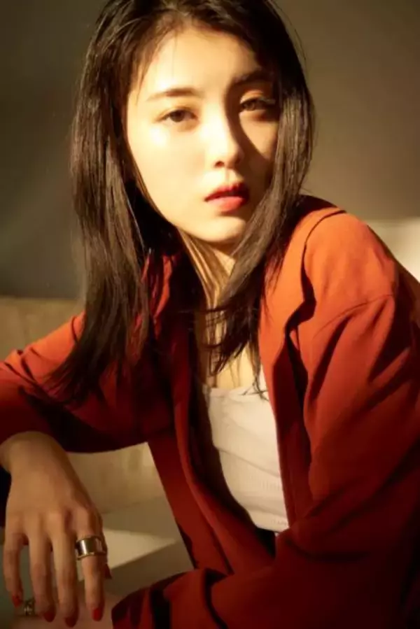 浜辺美波、最高に“大人エモい”SHOT満載のメモリアルカレンダー発売