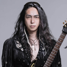 ギタリスト若井望とロック・レジェンド達が結成したバンド・DESTINIAがライヴ作品を発表