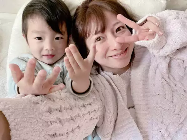辻希美、「ダラダラな2人」三男との“寝起きSHOT”＆夫・杉浦太陽に甘える“癒しSHOT”も公開