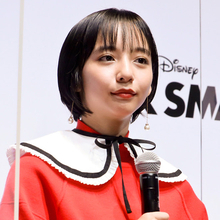 「前髪短くなってる！」山之内すず、“オン眉ヘア”の無邪気な笑顔SHOTに反響「可愛すぎる」