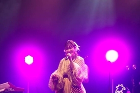 武藤彩未、自身の誕生日ライブでドラム＆新曲「今夜のキスで忘れてほしいの」を初披露