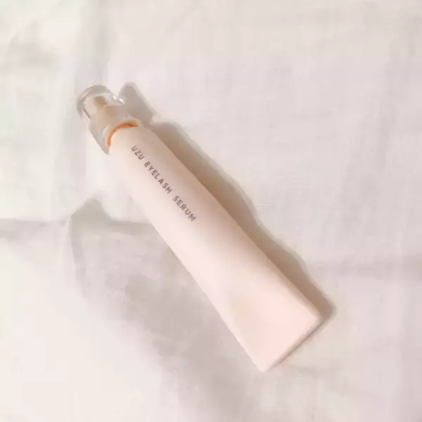 【プロが教える】マルチなアイケアが便利！UZUのまつ毛美容液が人気な理由は？