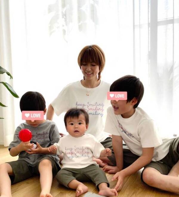 Hitomi 家族4人の リンクコーデ にファンほっこり 親子ペアルック素敵 仲良しだぁ 21年5月24日 エキサイトニュース