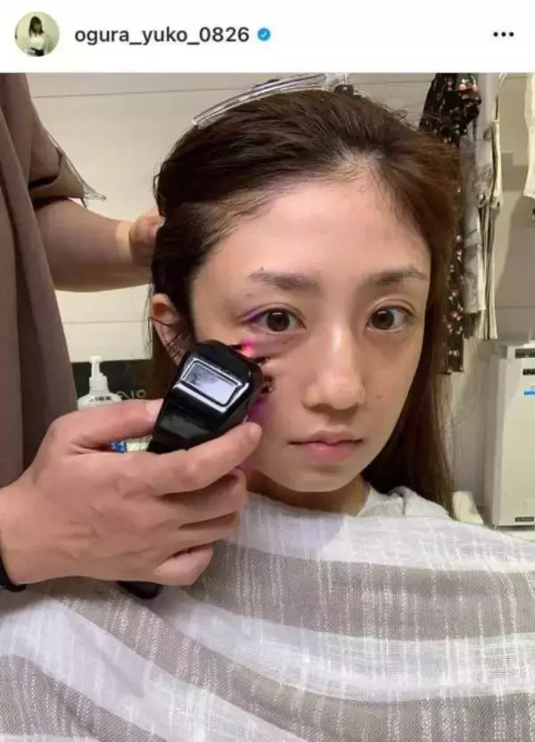 「すっぴんですか？」小倉優子、メイク中の“電気バリブラシ”使用SHOTに反響「お肌つやつや」