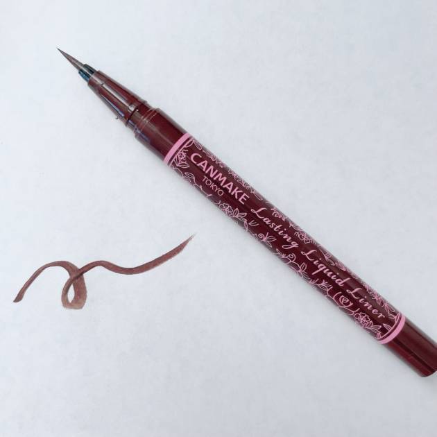 失敗がちアイラインは極細ライナーで垢抜け！目力アップできるラインの引き方