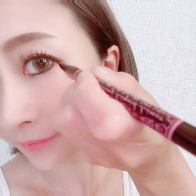 失敗がちアイラインは極細ライナーで垢抜け！目力アップできるラインの引き方