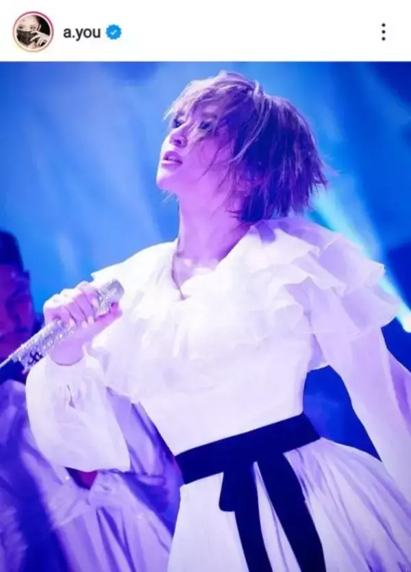 浜崎あゆみ、ショートヘア＆美しい衣装姿で歌うステージSHOT公開「泣き出しそうな気持ちを…」