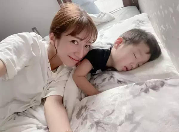 辻希美、三男の“次男とそっくり”スヤスヤSHOT公開「雨の日はいつも以上に…」