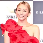 倖田來未 紫シルバー ヘアカラー 美脚見せshotに反響 最高にキレイ 髪型もコーデも可愛い 21年7月12日 エキサイトニュース