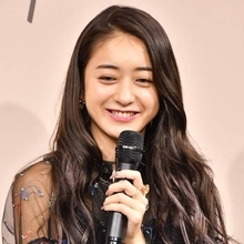 みちょぱ、日焼け肌が際立つノースリSHOTに反響「ブロンド肌素敵」「大優勝」