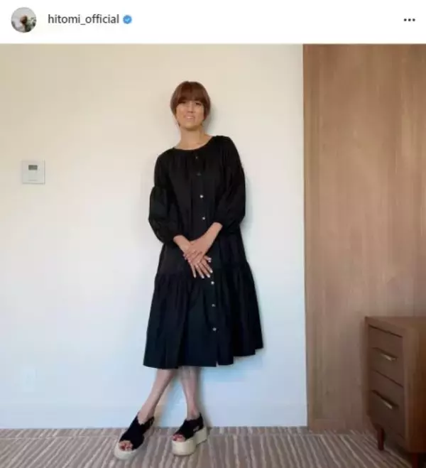 hitomi、秋先取りの黒ワンピースSHOT＆夏の息子の様子を公開し「スタイルがいい」「そっくりですね！」の声