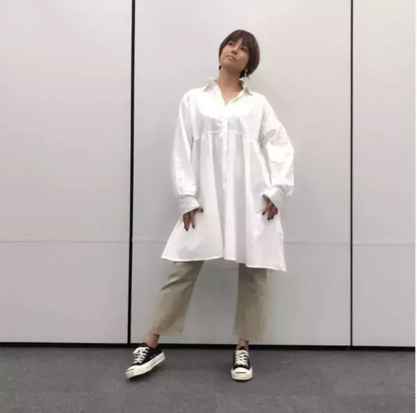 「パパ好き」hitomi、夫が三男を肩車する2SHOTを公開