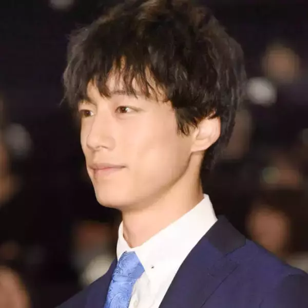 坂口健太郎、仕事をする上で一番大切にしている“父の教え”とは？「自分自身の評価は…」