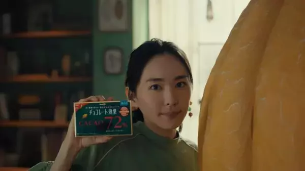 新垣結衣、巨大な“カカオポッド”と共演！ユニークな「チョコレート効果」新CMが順次オンエア