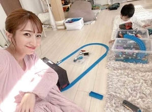 辻希美、三男との“雨上がりのお散歩”SHOT公開「ブランコ乗って来た」