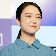 上白石萌音、雪にはしゃぐ“ジャンプSHOT”に反響「背中に天使の羽が見えます」「笑顔もキュート」