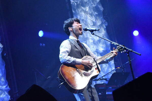 星野源 自身最大規模の初の全国アリーナツアー Continues ライブ写真公開 大ヒット曲 恋 など披露 17年5月23日 エキサイトニュース