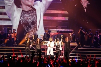 X JAPANのツアーが開幕！YOSHIKI、術後初めてのパフォーマンスにファンが押し寄せる