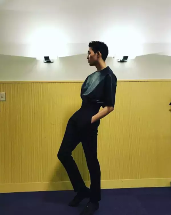 竜星涼、足の長さを隠せない！小顔でスタイル抜群の“休憩ショット”など公開「360度死角ナシのイケメンど真ん中」