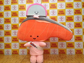 大人気！サンリオのしゃけの切り身のキャラクター「KIRIMIちゃん.」、タワレコ渋谷で身を揺らす
